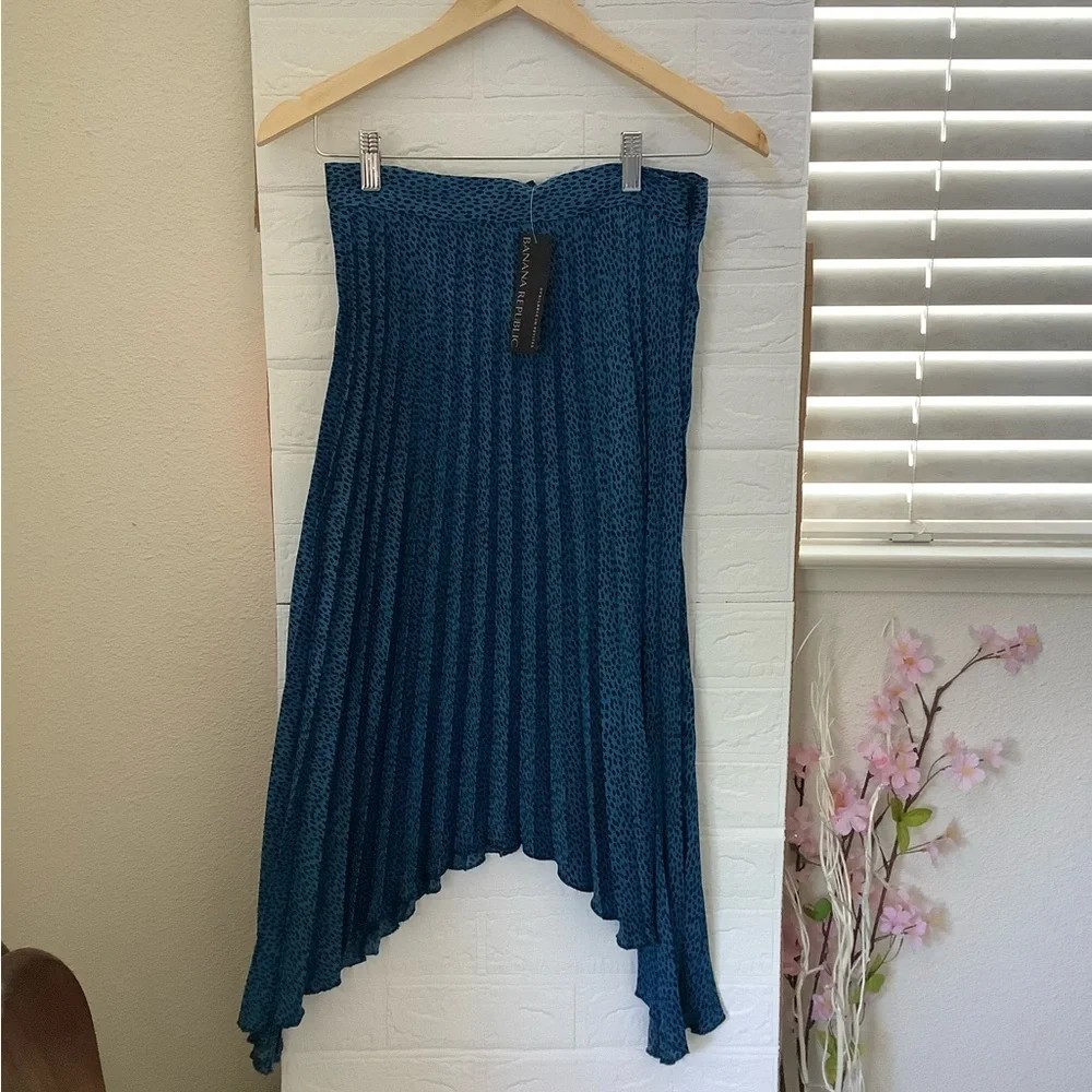 NWT Banana Republic Accordion Pleat Sharkbite Midi Skirt - Teal Dot - 2